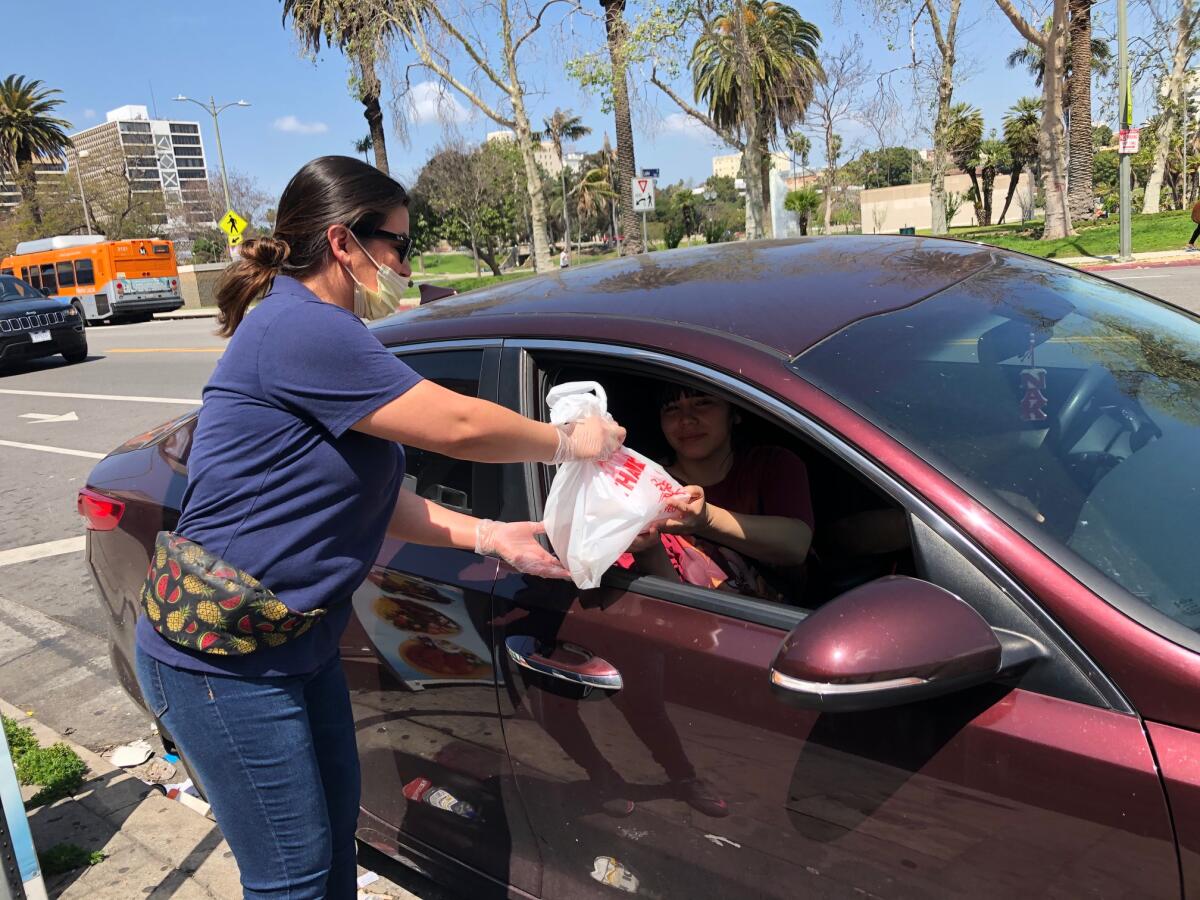 Los consumidores no tienen que bajarse del vehículo para recoger sus alimentos cuando llegan a Mama’s International Tamales.