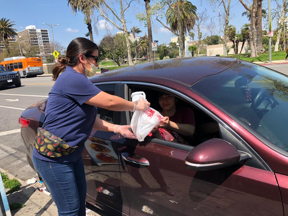 Los restaurantes no ha dejado de trabajar durante la pandemia en L.A; sin embargo, las ventas han bajado considerablemente pues el servicio que ofrecen es solo para llevar.