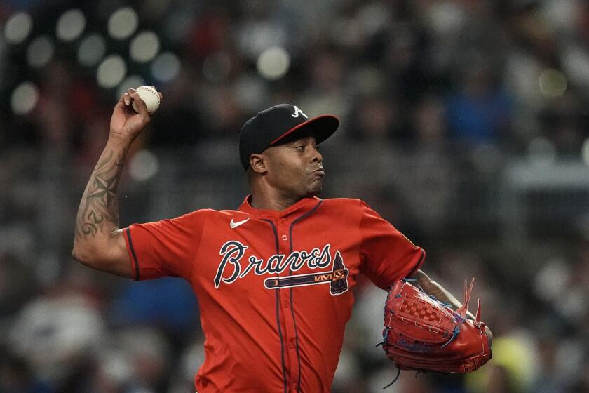 El cubano Raisel Iglesias, de los Bravos de Atlanta, labora ante los Dodgers de Los Ángeles, en el juego del viernes 13 de septiembre de 2024 (AP Foto/Mike Stewart)