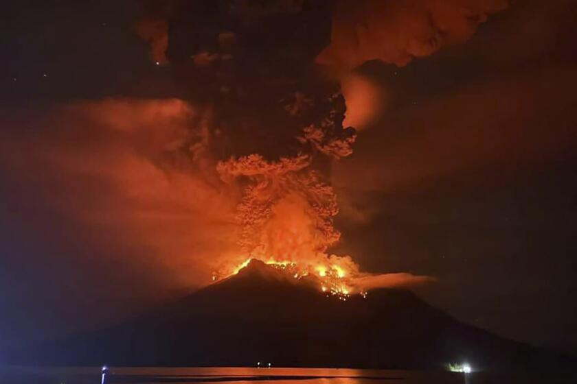 En esta imagen difundida por la Agencia Regional de Manejo de Desastres de Sitaro, se puede ver lava ardiente que brilla en el cráter del monte Ruang durante su erupción en la isla Sangihe, el miércoles 17 de abril de 2024, en Indonesia. (BPBD Sitaro vía AP)