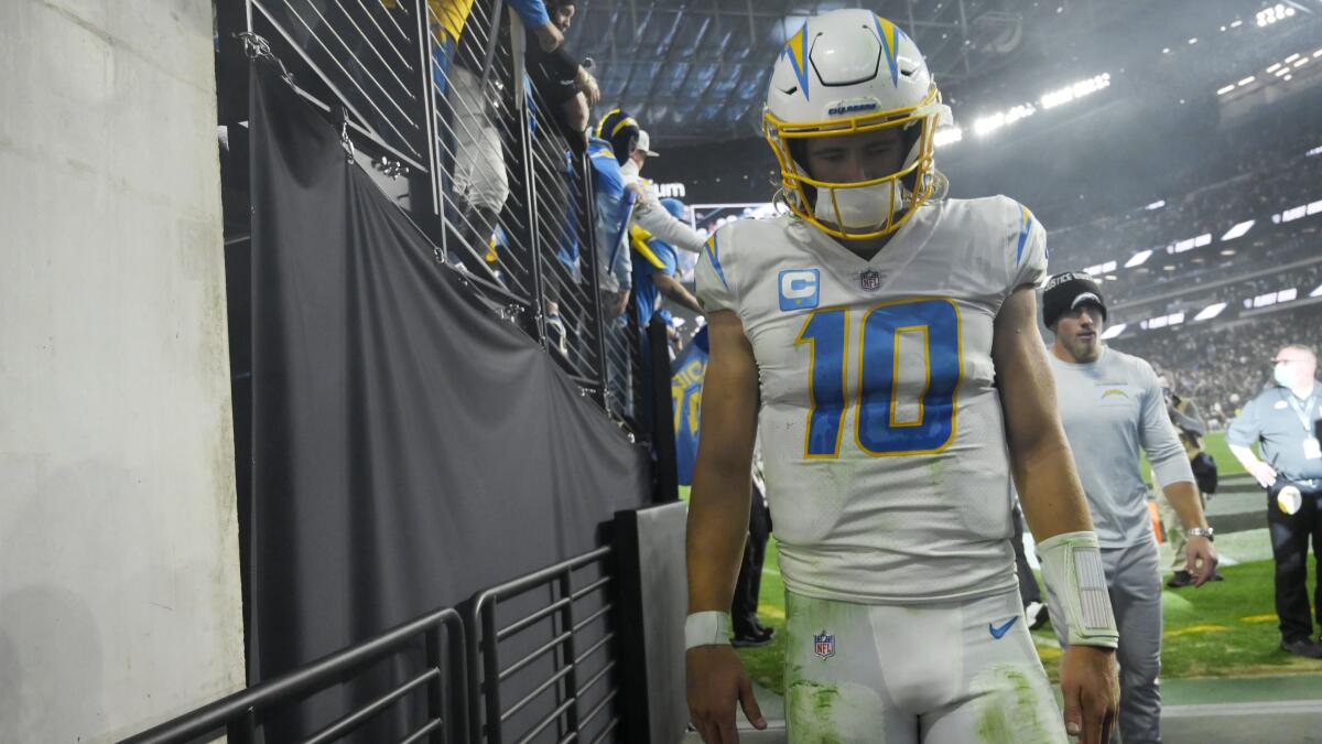 In a terrific finish to NFL's regular season Sunday night, Justin Herbert's  heroics not enough as Chargers lose to Raiders and miss the playoffs - The  Boston Globe