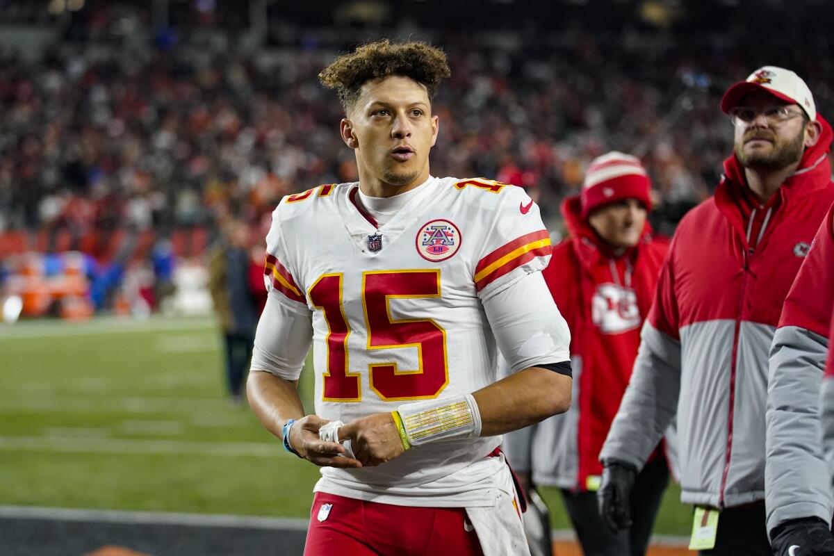 Chiefs squander control of AFC playoff race in Cincinnati - The San Diego  Union-Tribune