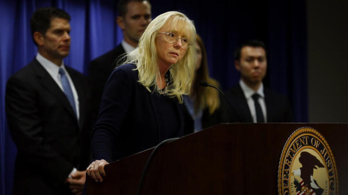 Eileen M.Decker, fiscal para la región de L.A., anuncia arrestos por fraude de atención médica.