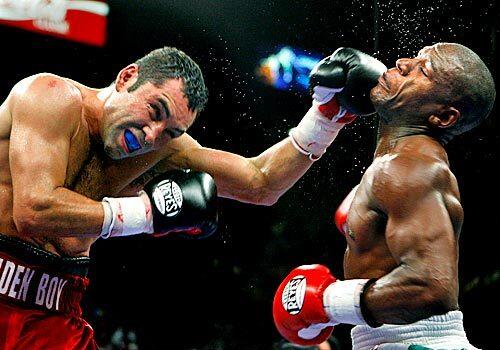 De La Hoya punches Floyd Mayweather Jr.