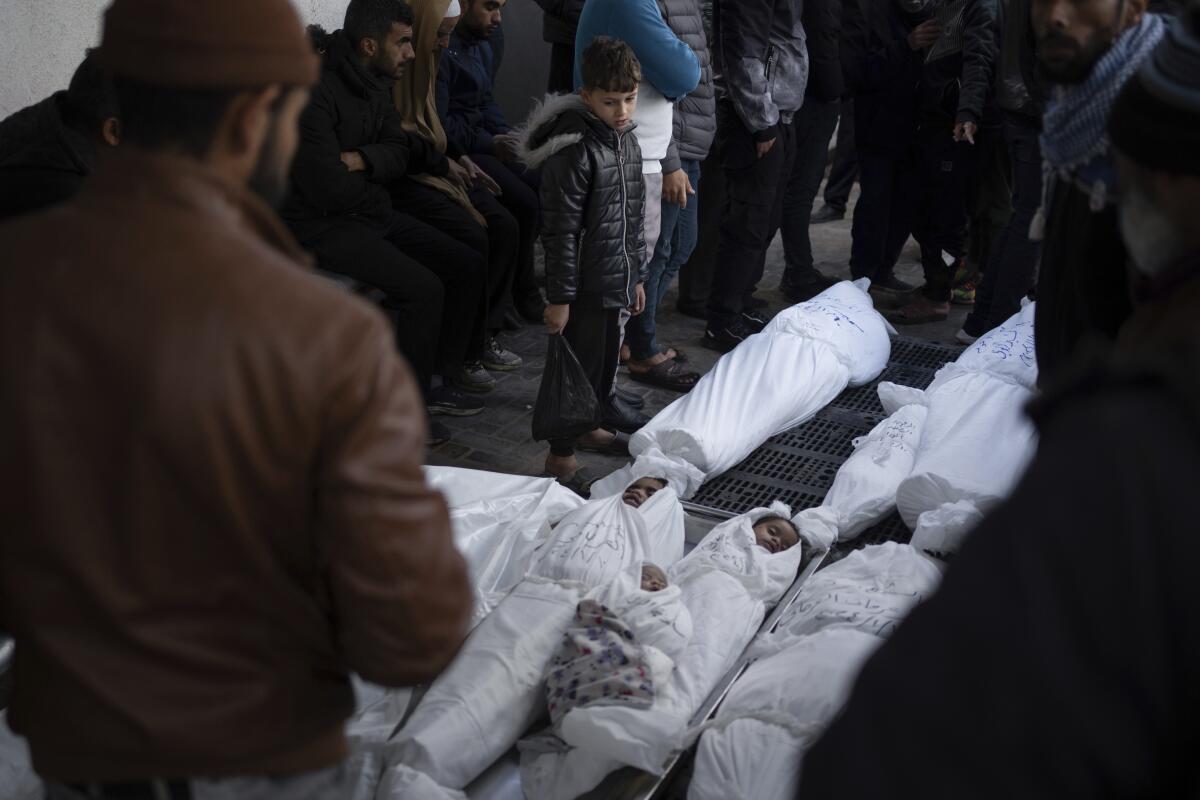 Palestinos lamentan la muerte de familiares, incluidos niños que perdieron la vida en un bombardeo 
