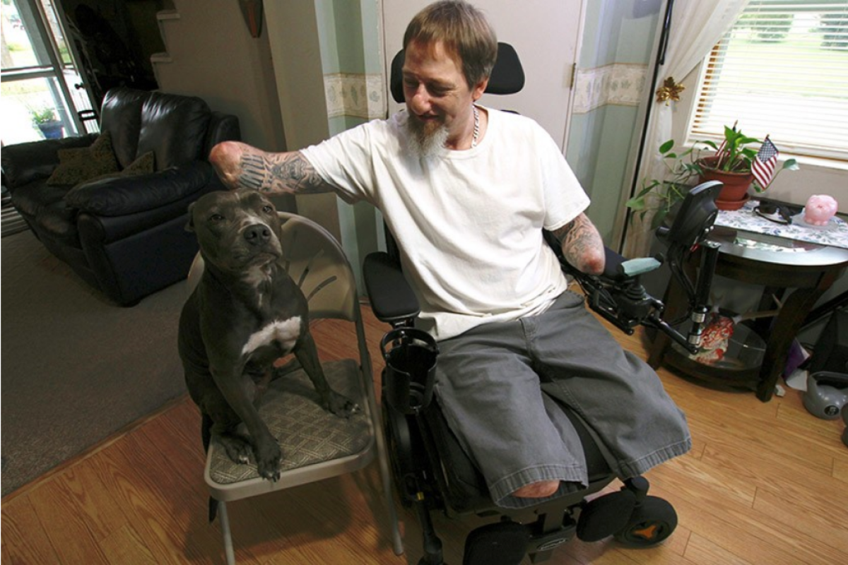 Greg Manteufel, fotografiado con su perro Ellie el 16 de agosto, perdió partes de sus brazos y piernas, así como la piel de su nariz y parte de su labio superior. La causa fue capnocytophaga.