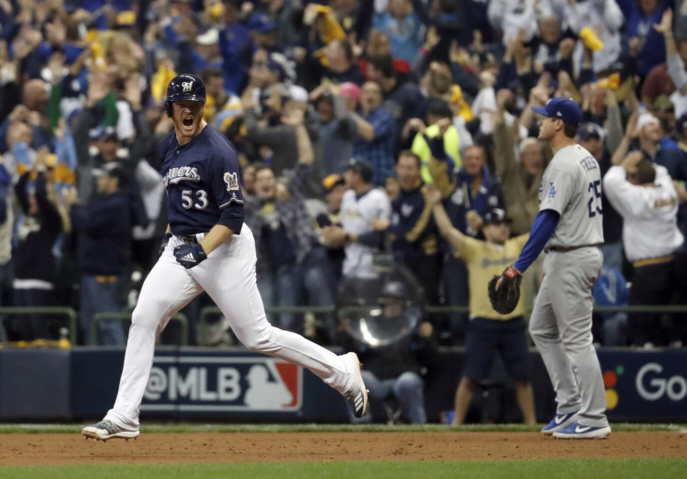 El jugador de los Cerveceros de Milwaukee Brandon Woodruff (53) celebra tras sacudir un jonrón en el tercer inning del Juego 1 de la Serie de Campeonato de la Liga Nacional ante los Dodgers de Los Ángeles, el 12 de octubre de 2018, en Milwaukee. (AP Foto/Jeff Roberson) ** Usable by HOY, ELSENT and SD Only **