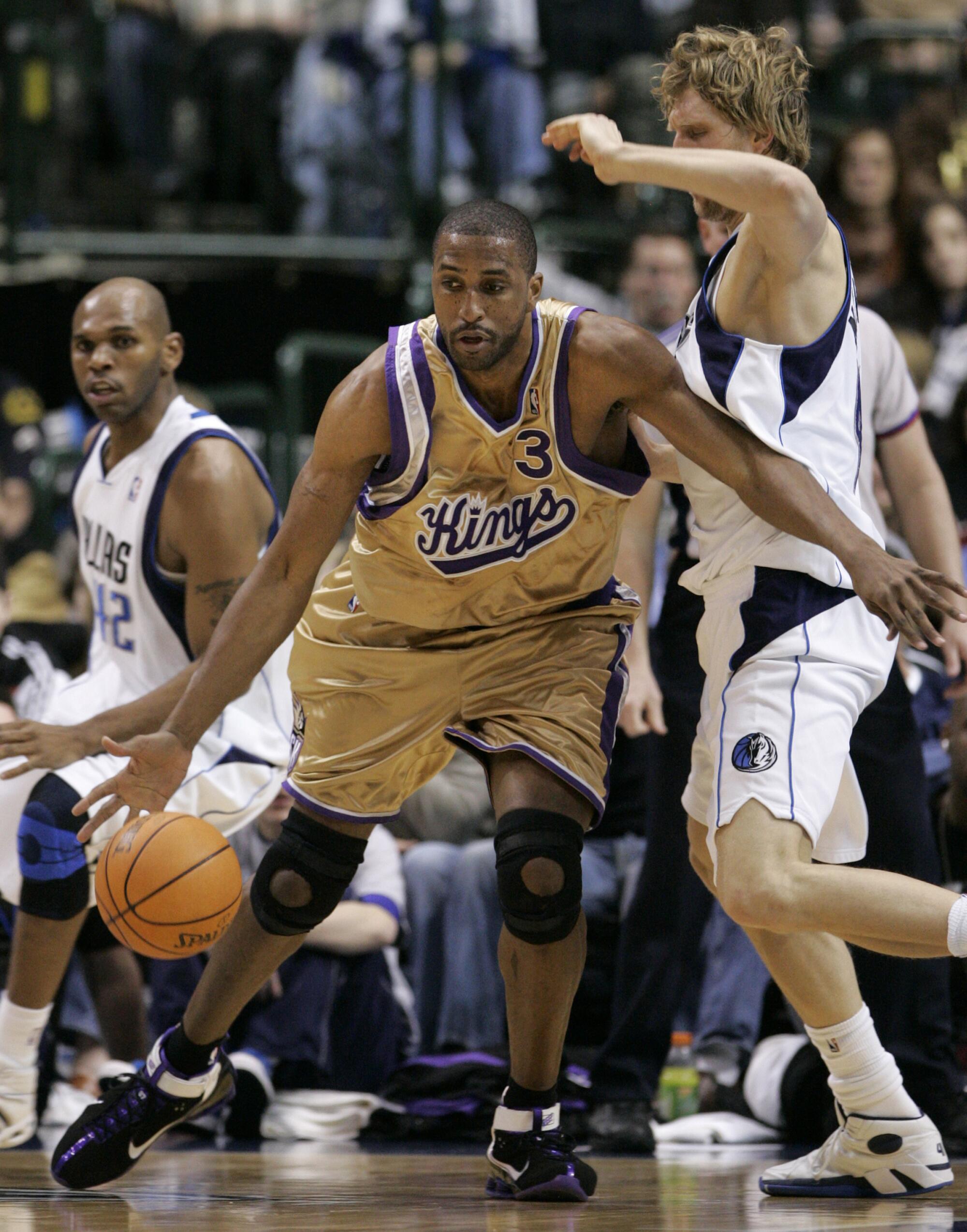 Shareef Abdur-Rahim works in the post against Mavericks forward Dirk Nowitzki while playing for the Kings in 2007.