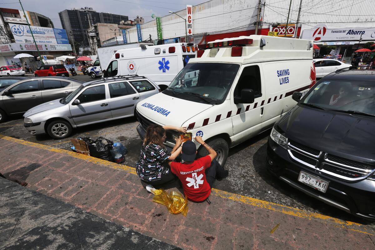México detecta a 36 migrantes traficados en una ambulancia