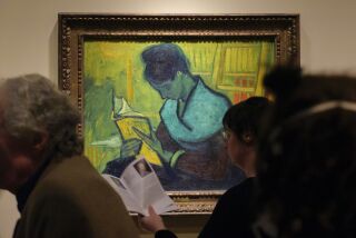 Visitantes pasan frente a la pintura de Van Gogh "La lectora de novelas" en la exposición Van Gogh en América en el Instituto de Arte de Detroit el 11 de enero de 2023 en Detroit. (Andy Morrison/Detroit News vía AP)