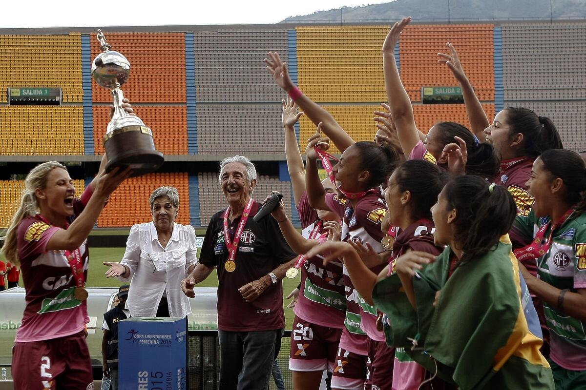 MED704. MEDELLÍN (COLOMBIA), 08/11/2015.- Las jugadoras de Ferroviaria celebran al ganar el titulo de la Copa Libertadores Femenina frente a Colo-Colo de Chile hoy, domingo 8 de noviembre de 2015, en Medellín (Colombia). Ferroviaria venció 3-1 a Colo Colo. EFE/LUIS EDUARDO NORIEGA. ** Usable by HOY, FL-ELSENT and SD Only **