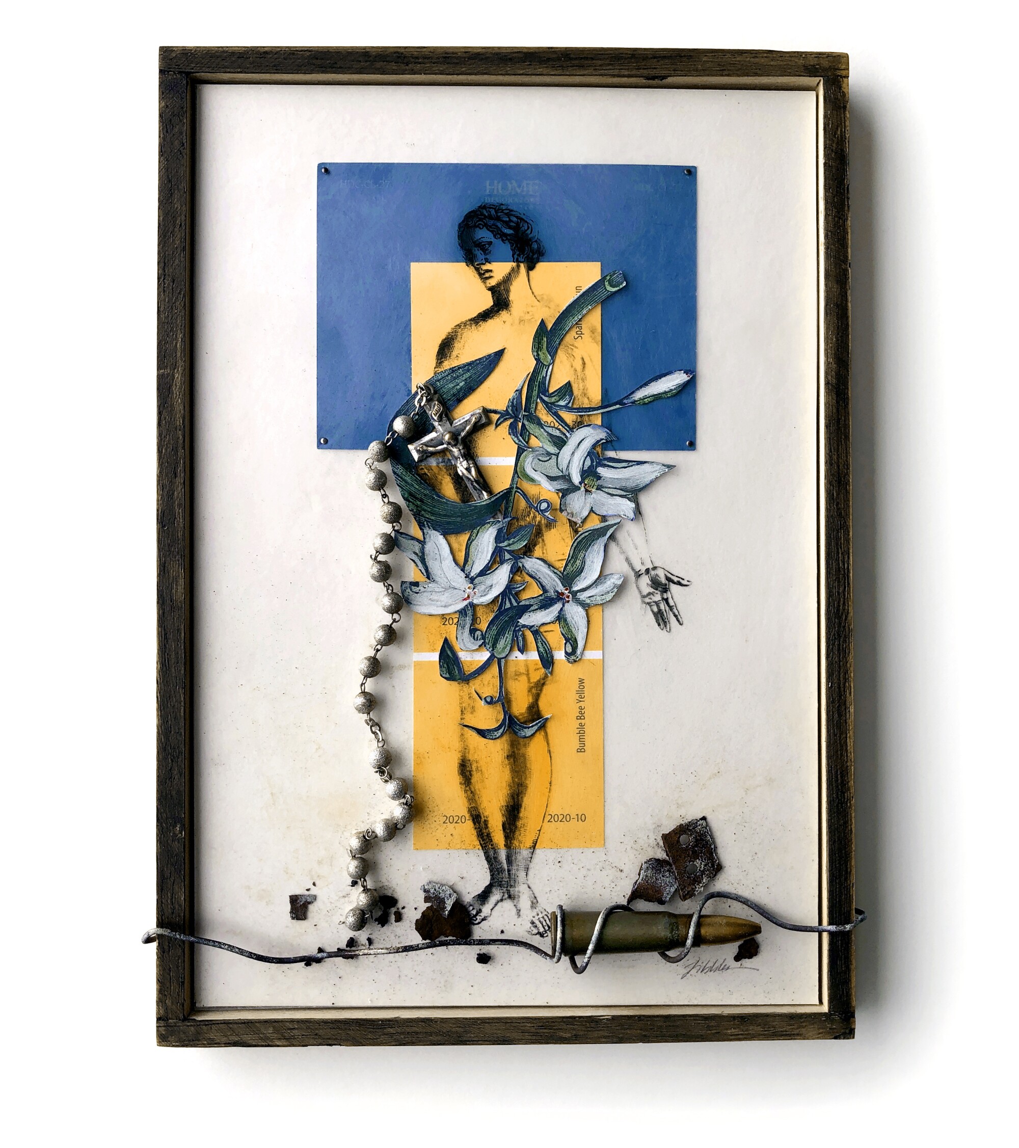 नीले और पीले कागजों पर एक महिला के ऊपर रखे फूलों और क्रूस के साथ फोटो कोलाज और उसके पैरों में एक तार पर एक गोली