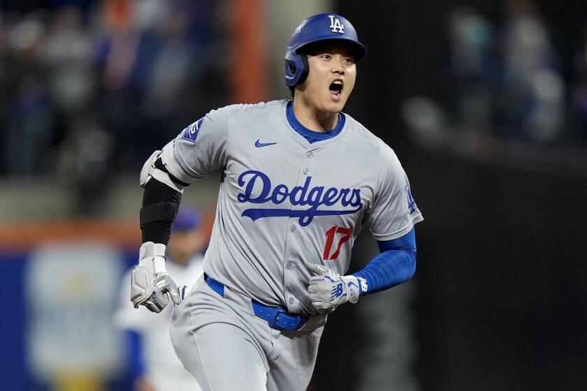 Shohei Ohtani de los Dodgers de Los Ángeles celebra tras batear un jonrón ante los Mets de Nueva York durante el primer inning del cuarto juego de la Serie de Campeonato de la Liga Nacional, el jueves 17 de octubre de 2024, en Nueva York. (AP Foto/Frank Franklin II)