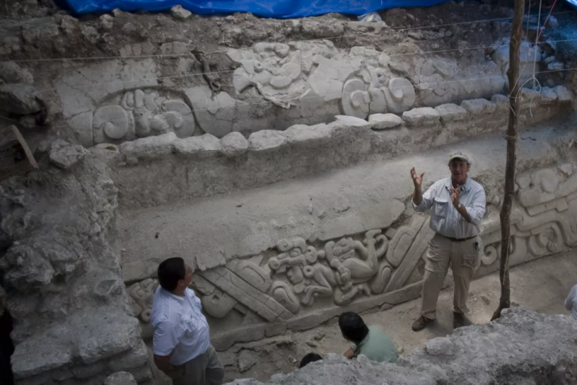 El arqueólogo estadounidense Richard Hansen, a la derecha, 