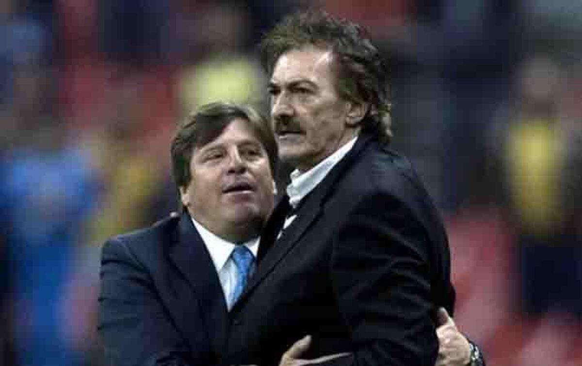 Miguel Herrera (i) y Ricardo La Volpe, ex entrenadores del Tri.