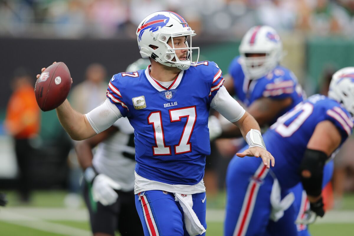 Josh Allen, quarterback de los Bills de Buffalo, lanza un pase en la primera mitad del partido 