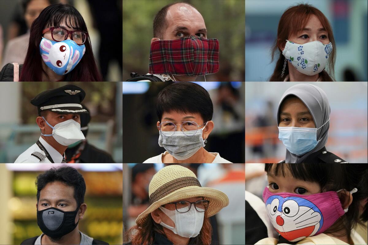 En esta imagen combinada, gente llevando distintas mascarillas mientras espera en un mostrador de inmigracion en la terminal de Bajo Coste del aeropuerto de Kuala Lumpur en Sepang, Malasia. (AP Foto/Vincent Thian)