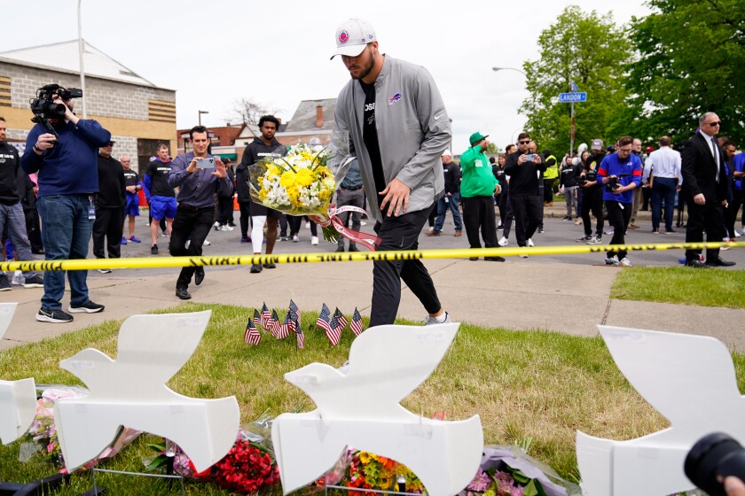 Josh Allen, jugador del equipo de fútbol americano Buffalo Bills, deposita flores en el escenario de la masacre 