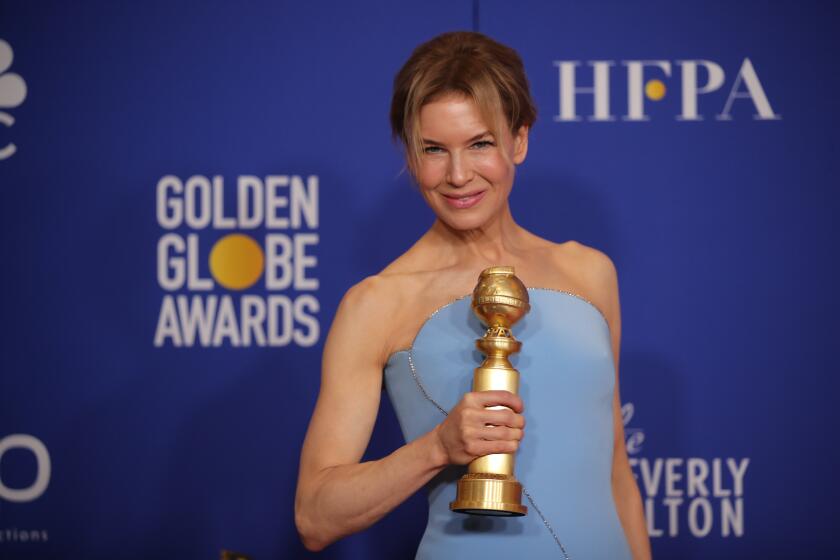 BEVERLY HILLS, CA-JANUARY 05: Renée Zellweger in the photo deadline room at the 77th Golden Globe Awards at the Beverly Hilton on January 05, 2020 (Allen J. Schaben / Los Angeles Times)