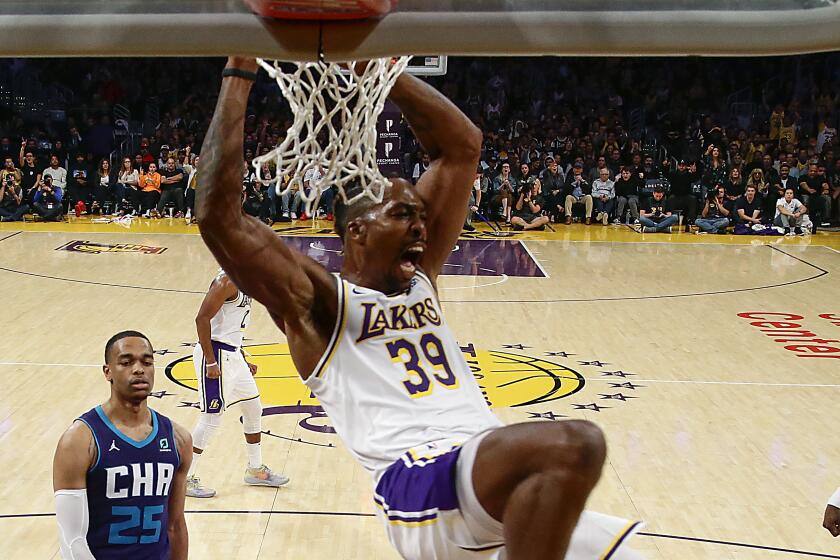 Dwight Howard soars again in honor of Kobe Bryant - Los Angeles Times