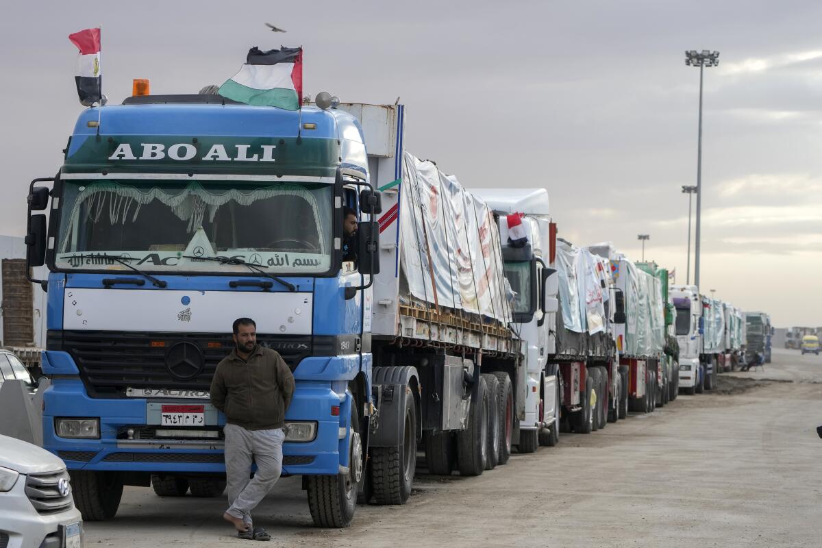 ARCHIVO - Camiones con ayuda humanitaria en fila en el paso fronterizo de Rafah, 