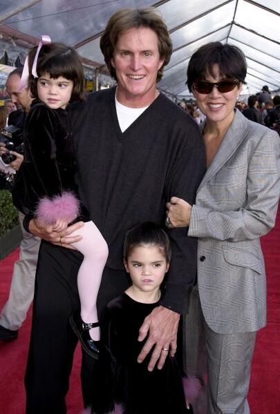 2000. Bruce Jenner con su esposa Kris y sus hijas Kyle y Kendall, el 10 de diciembre durante el estreno de “The Emperor’s New Groove” en El Capitan Theater en Hollywood, California.