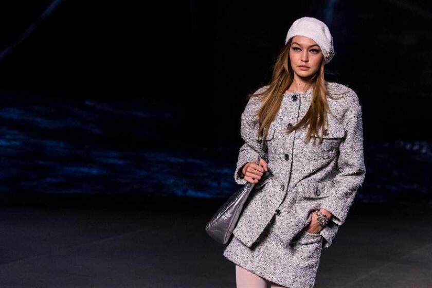 La modelo estadounidense Gigi Hadid presenta creaciones de la colección Chanel Cruise 2018 del diseñador alemán Karl Lagerfeld, el jueves 3 de mayo de 2018, en el Grand Palais de París (Francia). EFE/Archivo