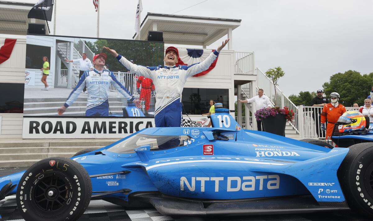 Alex Palou celebra su victoria en la carrera de IndyCar en el circuito de Road America.