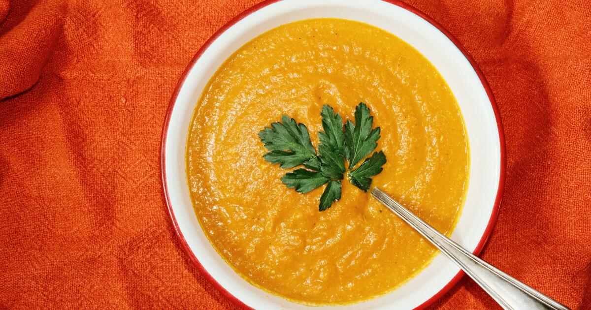 Recipe for vegan carrot ginger soup from Little Fish and Chainsaw