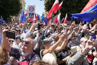 Una multitud participa en una manifestación antigubernamental liderada por el líder de un partido opositor de centro, Donald Tusk, quien, junto a otros críticos, acusa al gobierno de erosionar la democracia, en Varsovia, Polonia, el 4 de junio de 2023. (AP Foto/Czarek Sokolowski)