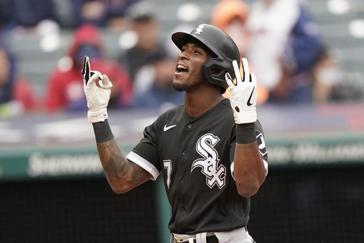 Tim Anderson, de los Medias Blancas de Chicago, celebra después de conectar  