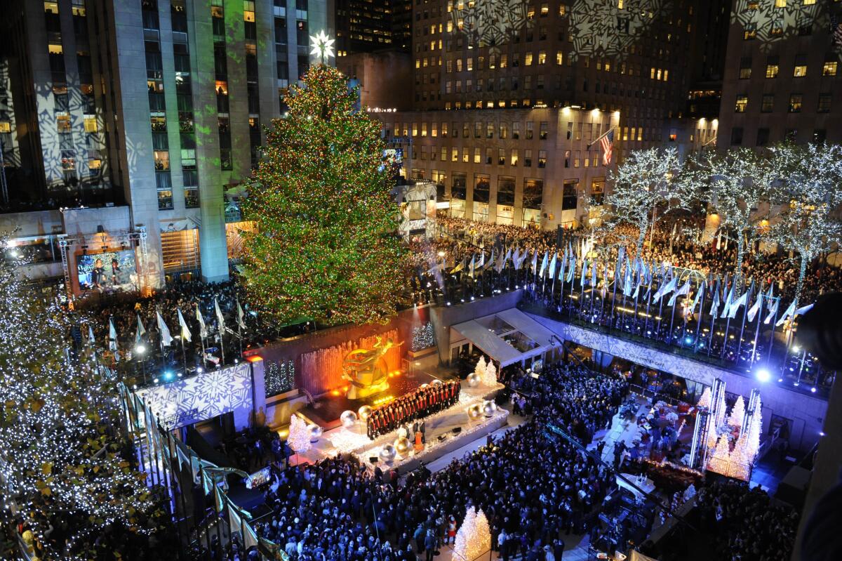 Nueva York cumplió hoy con una tradición que se remonta a ocho décadas con el encendido de un árbol de Navidad instalado en el Centro Rockefeller, en un acto que suele marcar el comienzo de las fiestas navideñas en la ciudad.