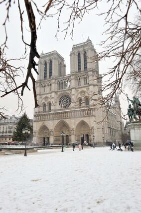 Chilly scenes of winter in snowy Paris: Notre Dame