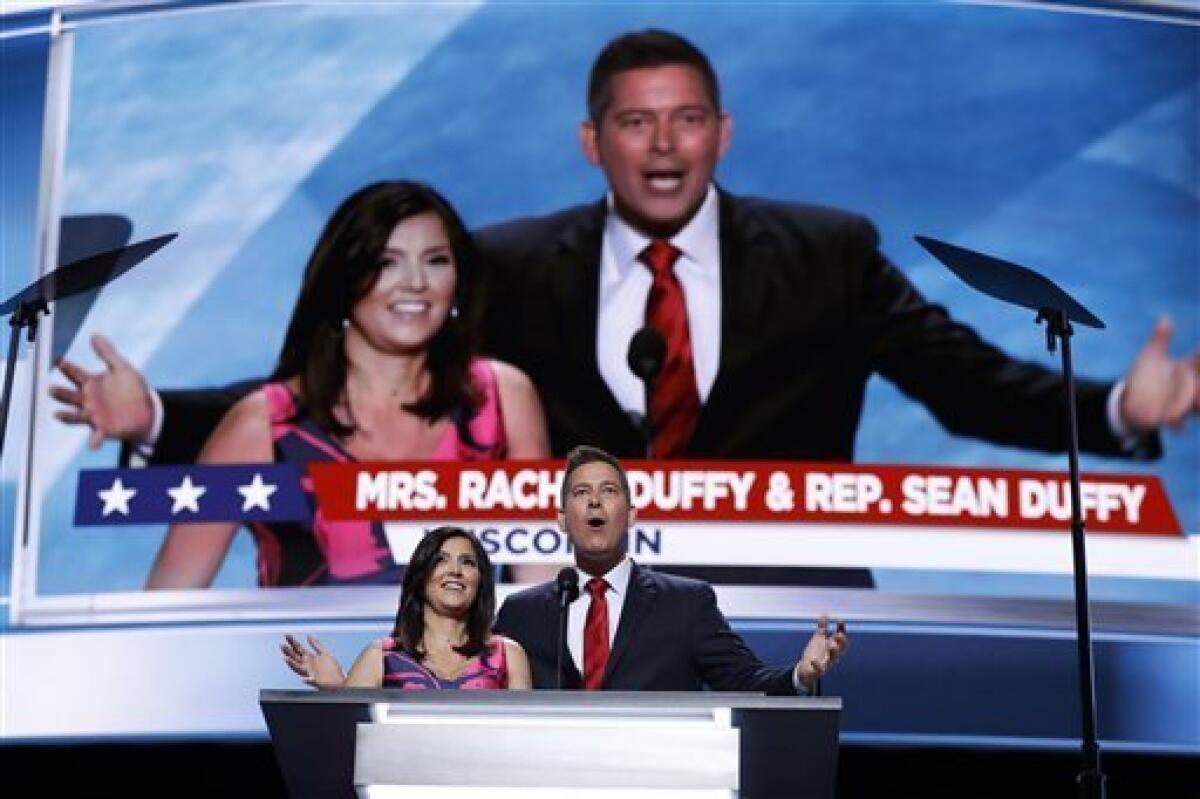 El representante Sean Duffy, de Wisconsin, y Rachel Duffy hablan durante la Convención Nacional Republicana el lunes 18 de julio de 2016 en Cleveland. (AP Foto/Carolyn Kaster)