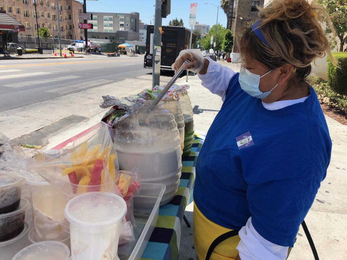 Ruth Flores vende refrescos de crema, coco y chía, así como sandía y mango en bolsa al gusto del cliente.
