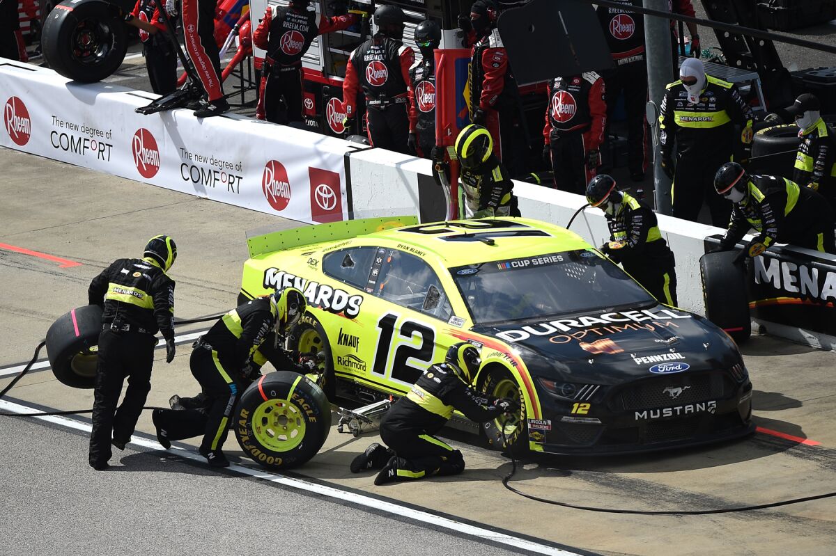 Ryan Blaney (#12) pit stop