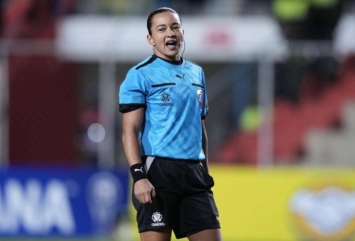 ARCHIVO - La árbitra brasileña Edina Alves dirige un partido de la Copa Sudamericana