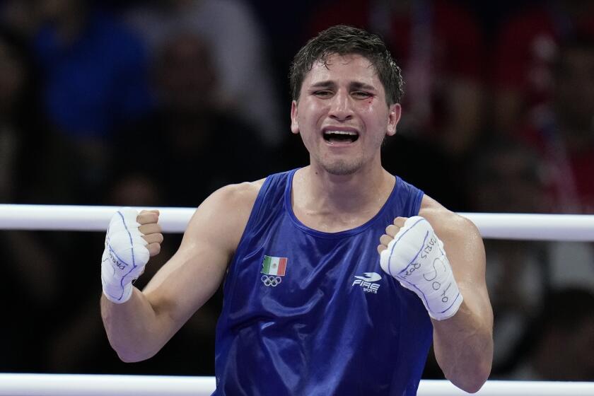 El mexicano Marco Verde celebra su victoria ante el indio Dev Nishant en los 71 kilogramos del boxeo de los Juegos Olímpicos de París, el sábado 3 de agosto de 2024, en Villepinte, Francia. (AP Foto/Ariana Cubillos)