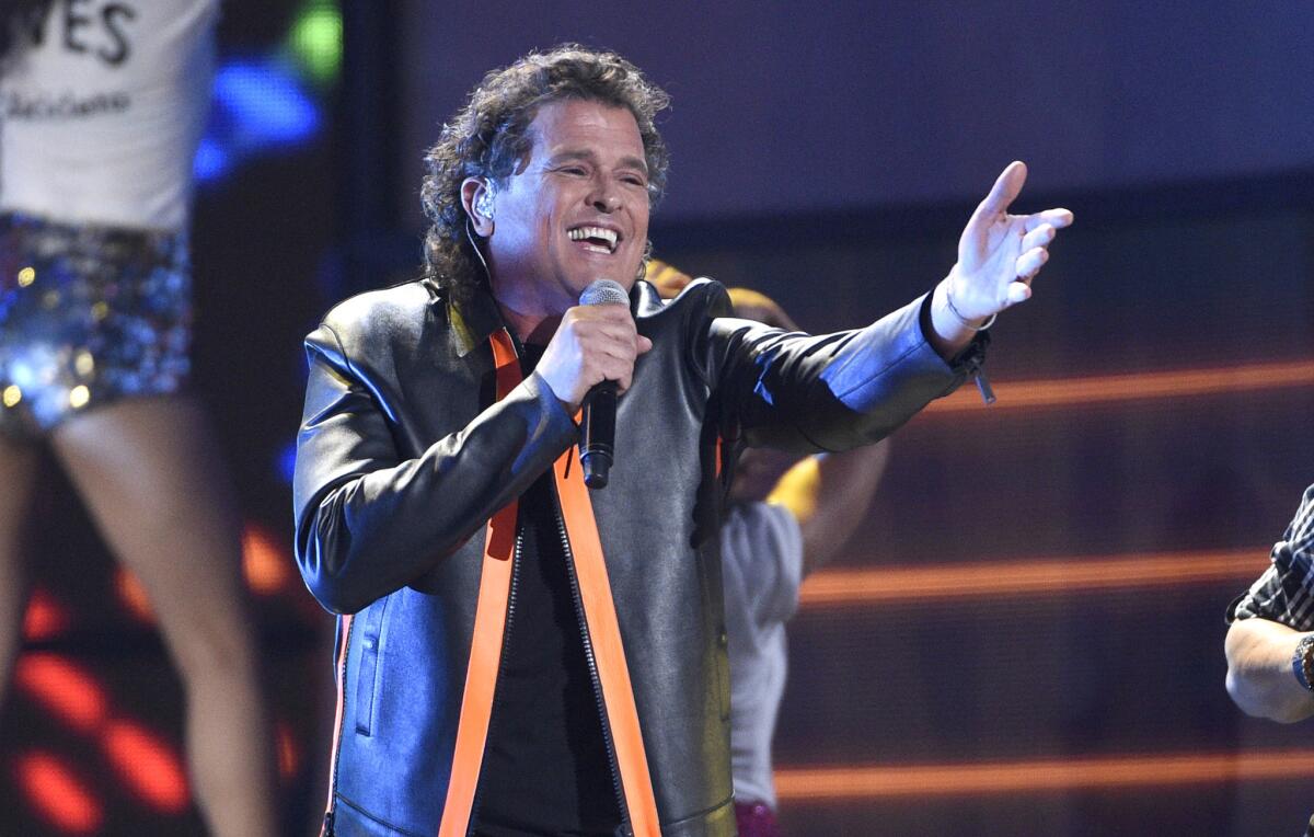 Carlos Vives interpreta "La Bicicleta" en la 17a entrega anual de los Latin Grammy en la Arena T-Mobile.