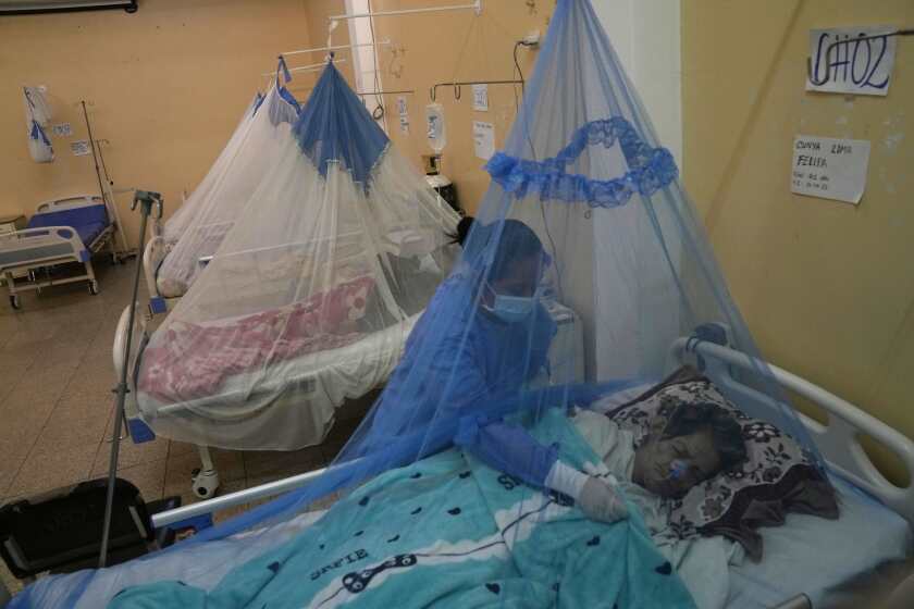 Una enfermera atiende a un paciente con dengue en el hospital Jorge Reátegui en Piura, Perú, el viernes 2 de junio de 2023. (AP Foto/Martín Mejía)