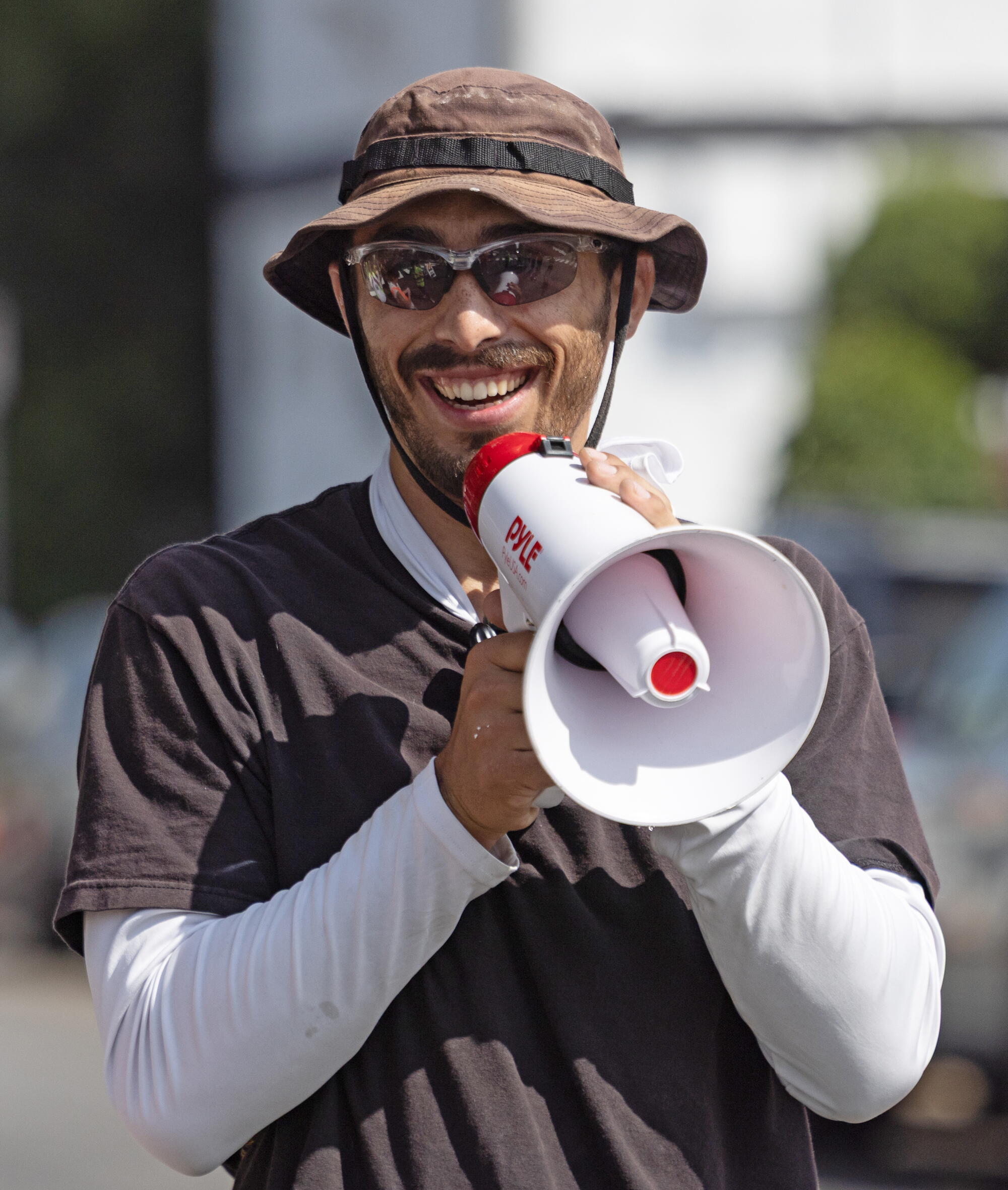 Jonathan Hale pinch a megaphone