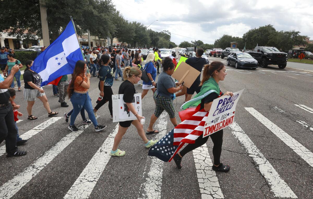 Manifestantes cruzan una calle, el jueves 1 de junio de 2023, en Orlando, Florida,