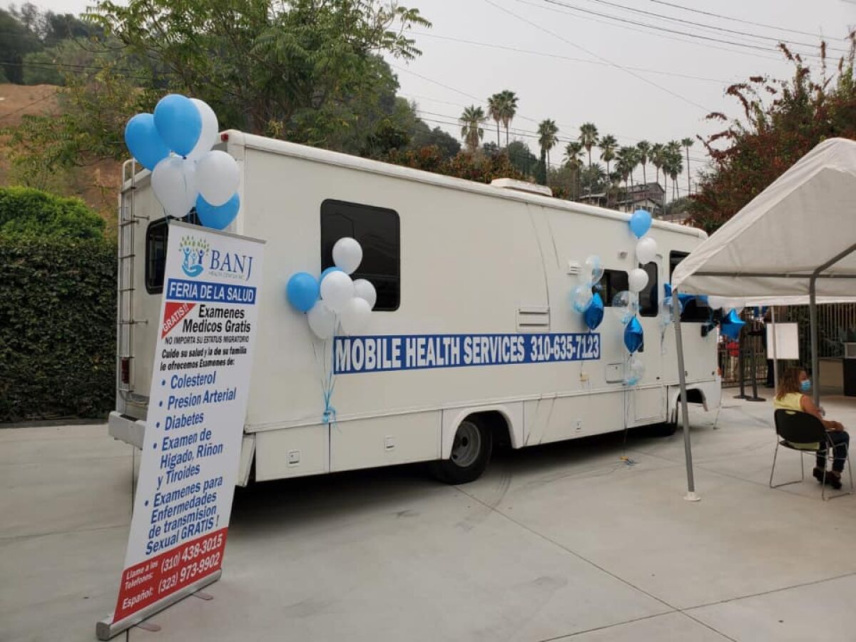 Banj Health Center tiene este vehículo estacionado en la área de ingreso del consulado guatemalteco en Los Ángeles.