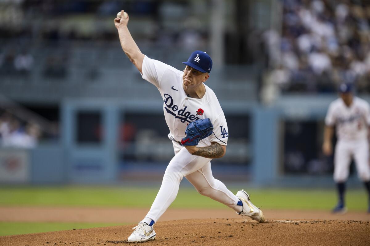 El abridor de los Dodgers de Los Ángeles Bobby Miller lanza en la primera entrada