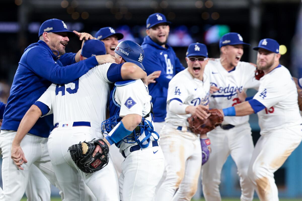 Dodgers oyuncuları, Dodger Stadyumu'nda NLCS'nin 6. maçında New York Mets'i 10-5 mağlup ettikten sonra kutlama yapıyor.