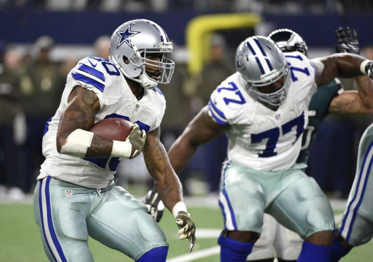 Running back Darren McFadden carries the ball against the Eagles during a game on Nov. 8.