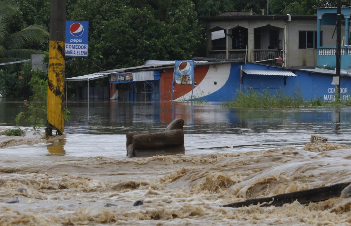 Una silla se encuentra en una carretera inundada después del paso de Iota en La Lima, Honduras
