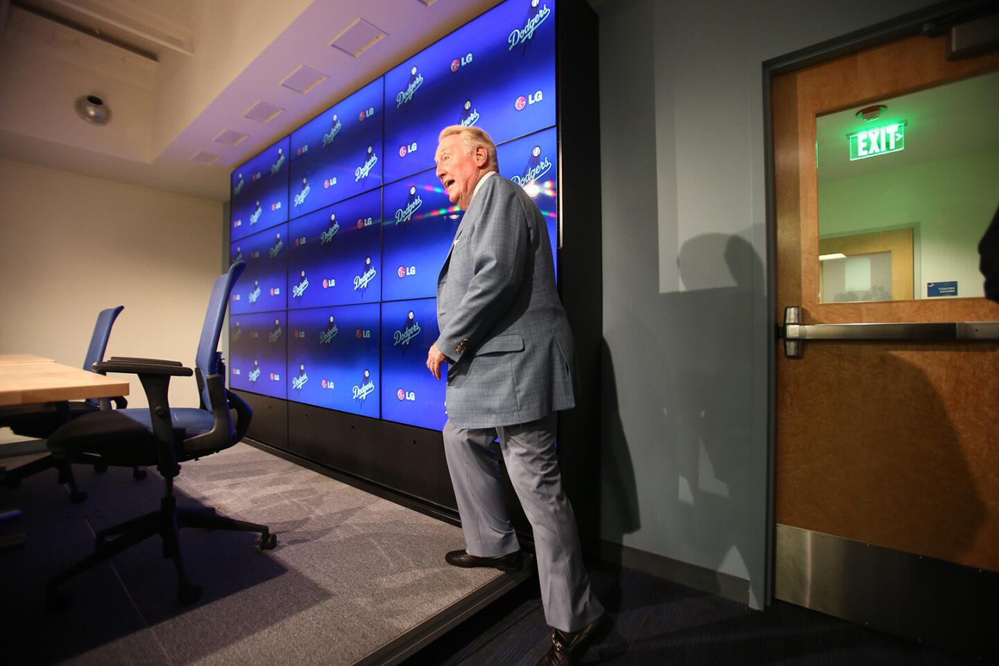 Vin Scully briefly loses 1988 World Series ring - ABC7 Los Angeles