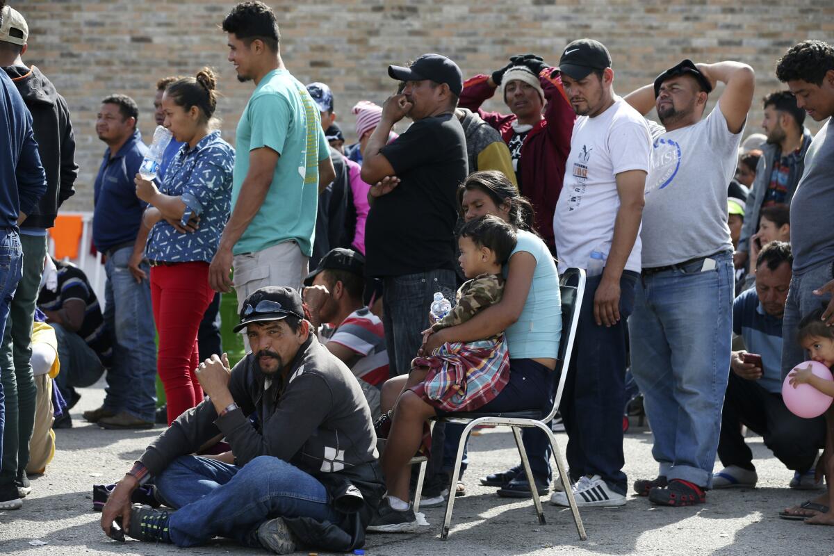 Numerosos inmigrantes centroamericanos hacen fila para registrarse ante autoridades migratorias en un albergue en Piedras Negras, México.