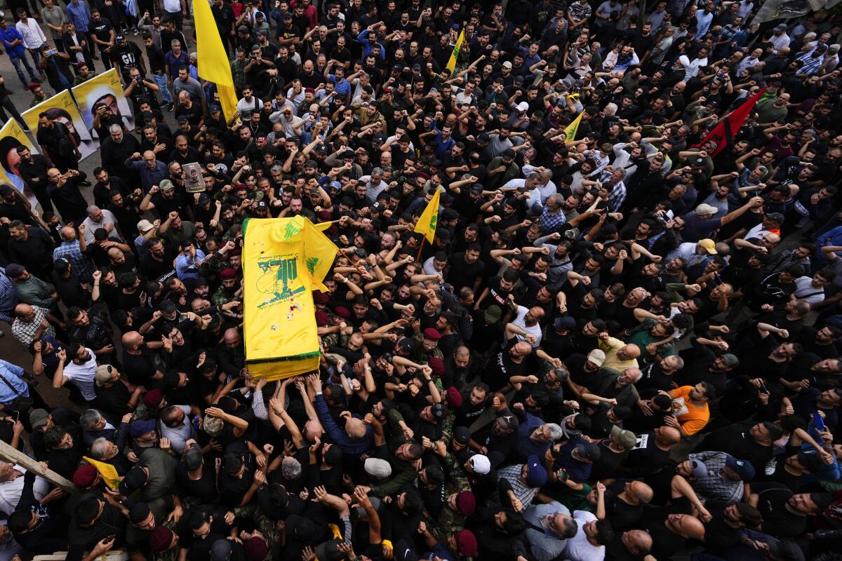 Miembros de Hezbollah con el ataúd de uno de sus miembros muerto por un ataque israelí, 